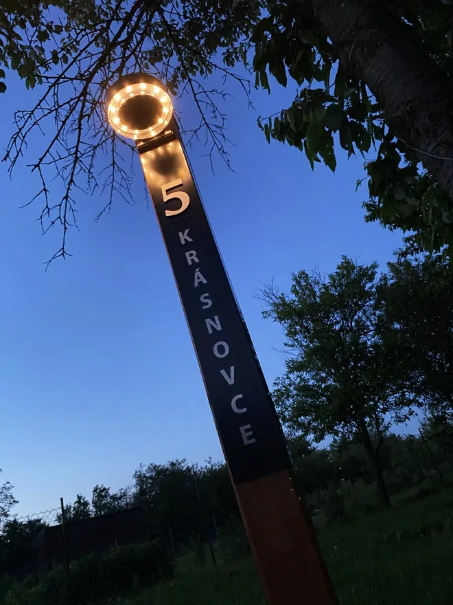 Číslo pred dom: Stĺpik (na solárny systém)