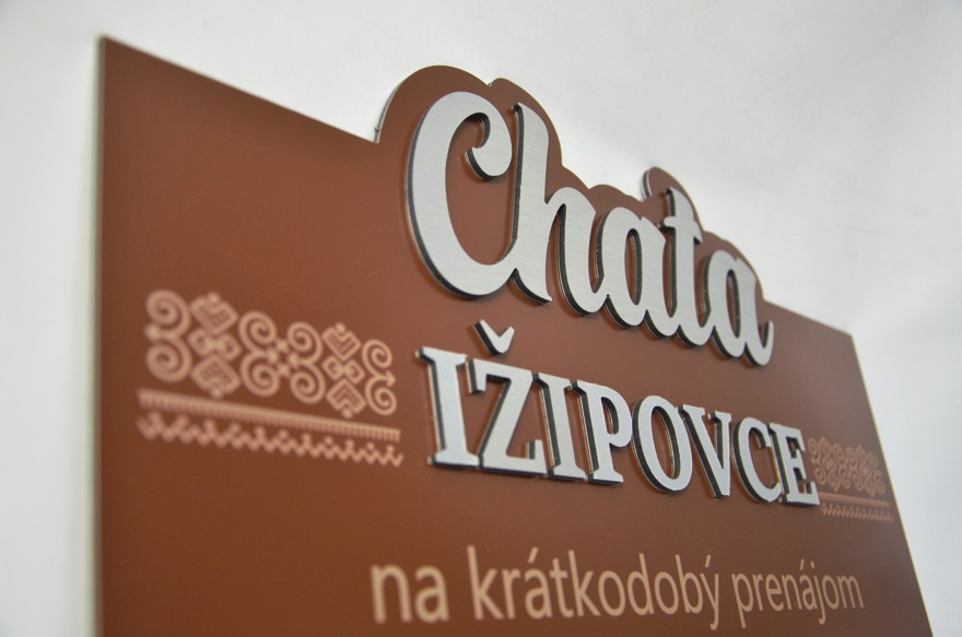 Tabuľka s názvom chaty/penziónu/hotela s gravírom údajov