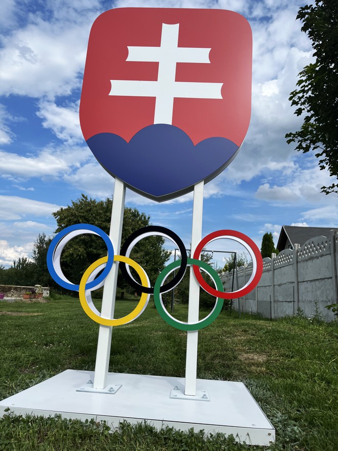 Stojan so štátnym znakom a olympijskymi kruhmi (možnosť akéhokoľvek loga na stojane)