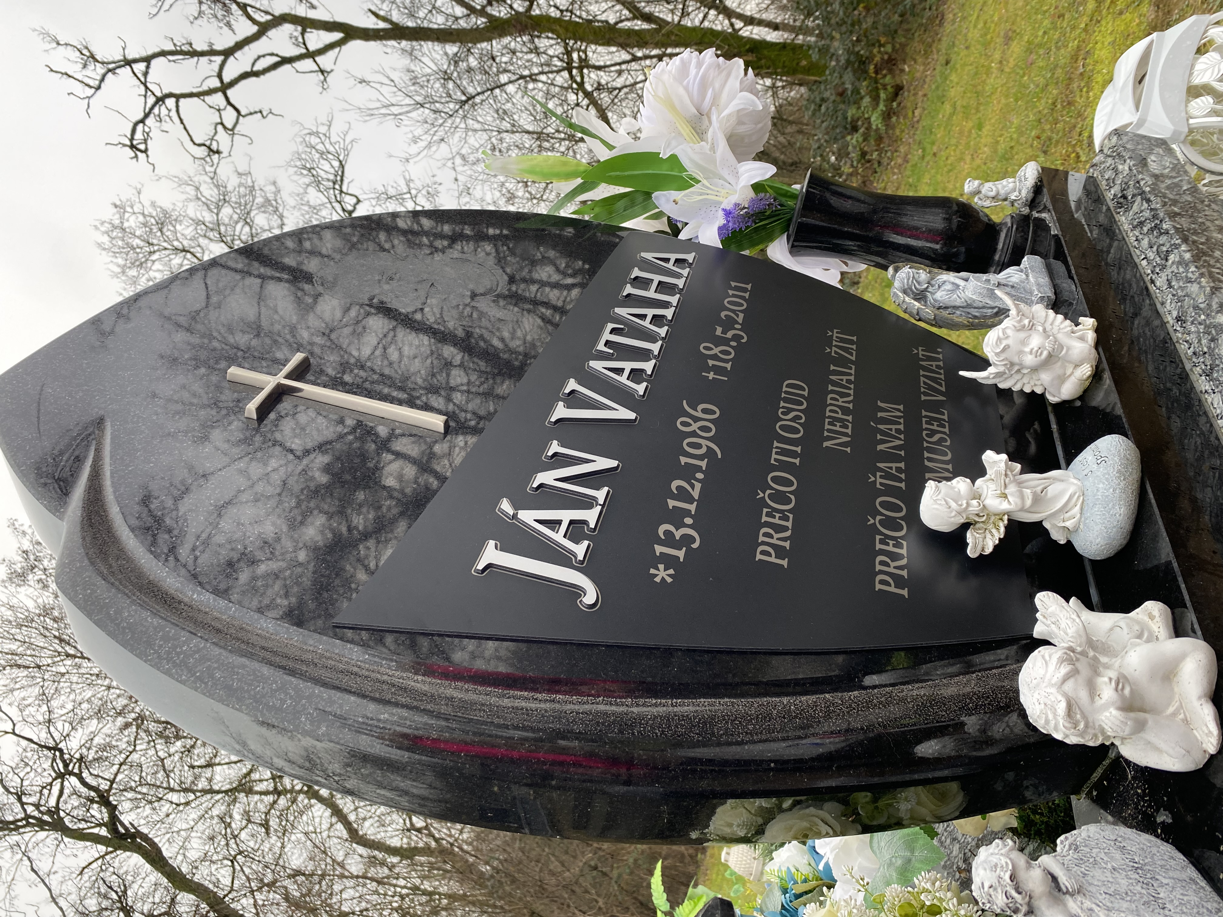 Pamätná tabuľa na náhrobný kameň - s vlastným textom + 3D menom (55x38cm)
