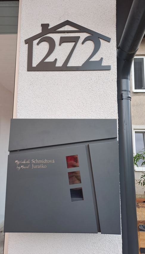 Číslo na dom Domček + Poštová schránka + Gravír mien na schránku ZADARMO