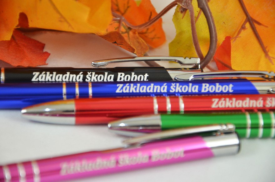 Reklamný predmet: Písacie pero s gravírom loga/textu (rôzne farby)