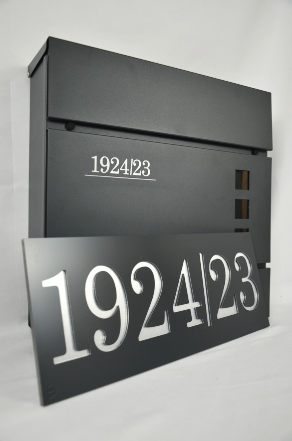 Číslo na dom Tabuľka Modern (antracit) + Poštová schránka + Gravír mien na schránku ZADARMO